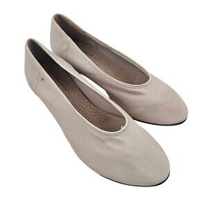 Isotoner Loafers Womens 8 Beige Stretch Fabric Leather Sole Comfort Shoes